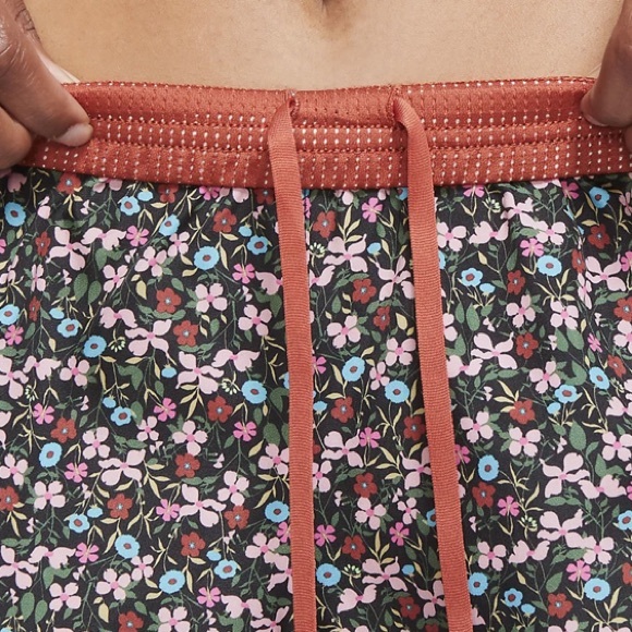 🆕 Nike 10K Femme Running Shorts, Size Medium - Picture 7 of 12